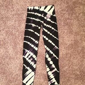 Black and white tie dye leggings
